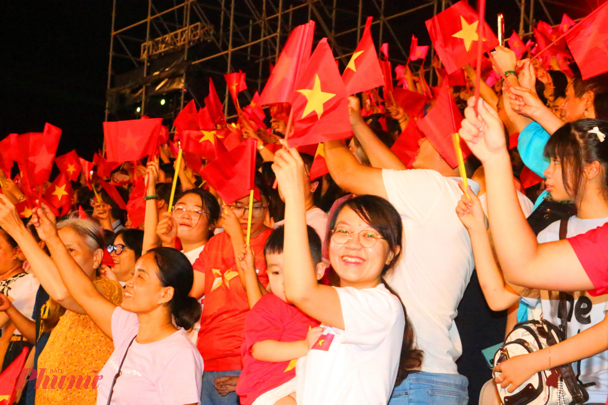 Người dân cố đô Huế xúc động tay trong tay cơd đổ sao vàng hòa mình vào chương trình 'Thời cơ vàng'