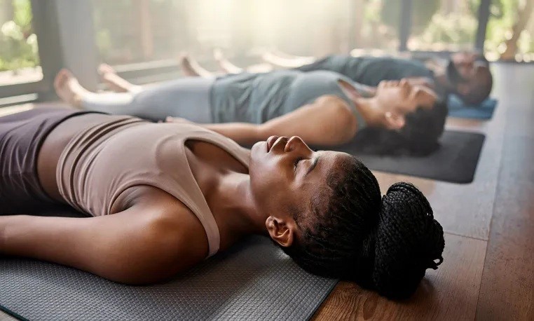 Bài tập yoga cường độ cao có thể giúp cải thiện giấc ngủ. (ảnh minh họa: Kobus Louw / Getty Images)