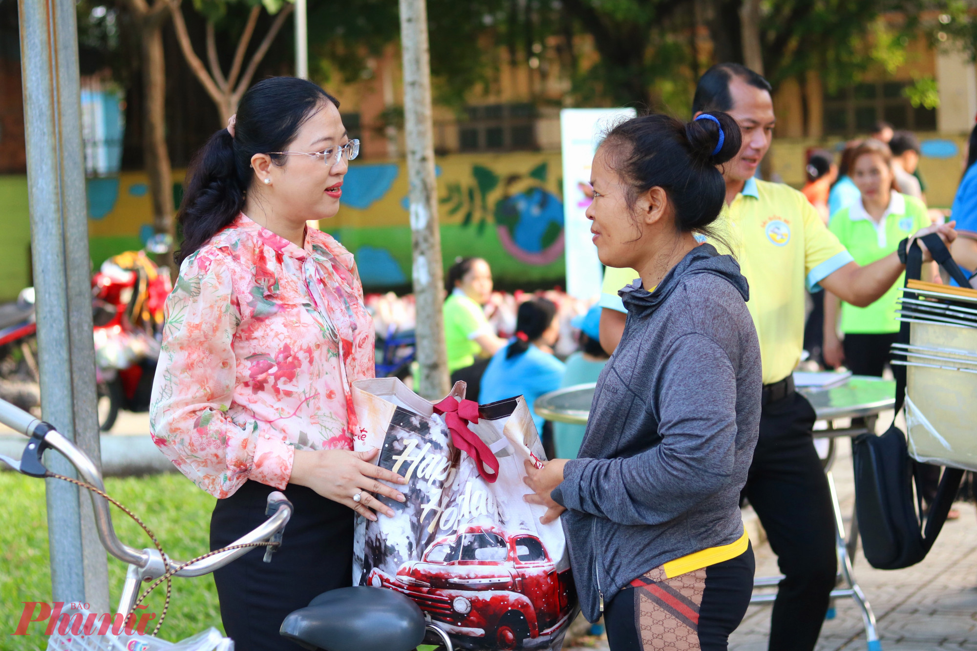 Bà Huỳnh Đặng Hà Tuyên – Chủ tịch Ủy ban MTTQ phường Tân Tạo, TPHCM – trao quà, hỏi thăm cuộc sống chị Thạch Thị Đa Ny - Ảnh: Thảo Nguyên