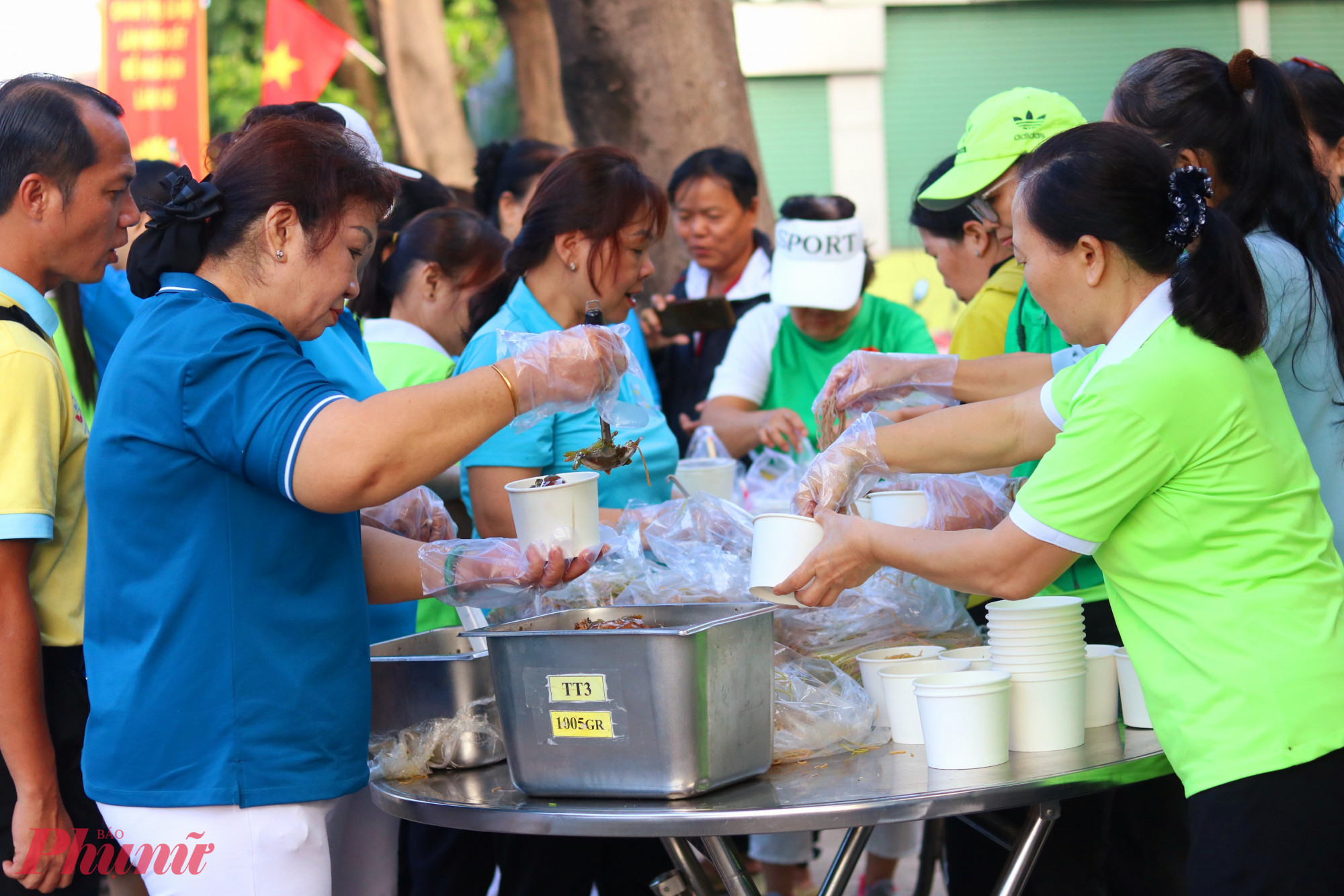 Các dì, các chị thành viên Bếp yêu thương của Hội LHPN phường Tân Tạo chuẩn bị món mì xào thập cẩm tặng người dân trong chương trình “Trao bữa ăn, gieo hy vọng” - Ảnh: Thảo Nguyên