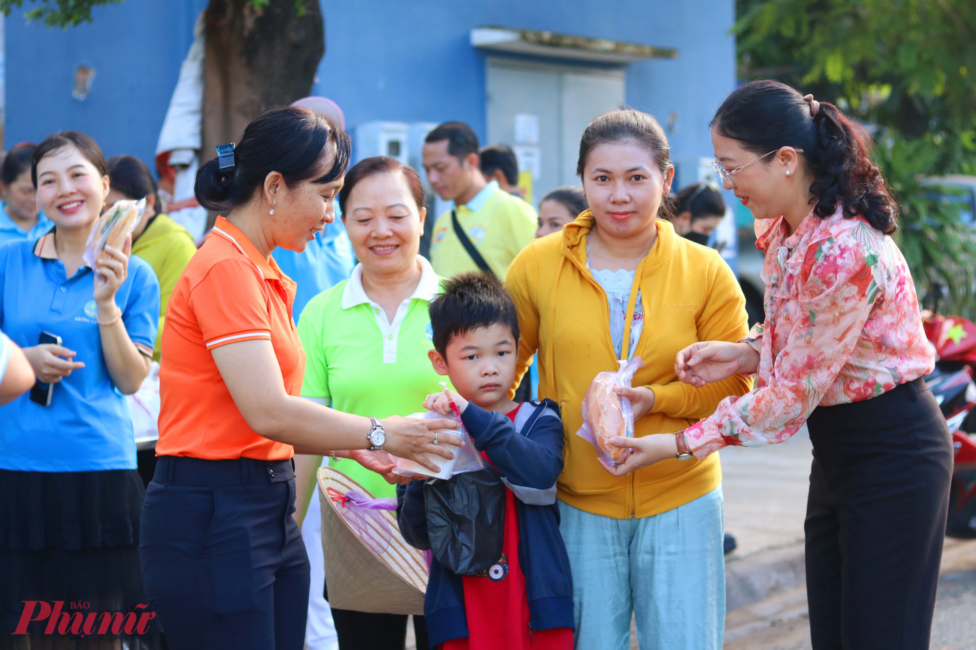 Bà Huỳnh Đặng Hà Tuyên – Chủ tịch Ủy ban MTTQ phường Tân Tạo, TPHCM (bìa phải) và bà Đinh Thị Hồng Hạnh – Phó chủ tịch Ủy ban MTTQ, Chủ tịch Hội LHPN phường Tân Tạo, TPHCM (bìa trái) cùng trao bữa ăn sáng cho người lao động - Ảnh: Thảo Nguyên