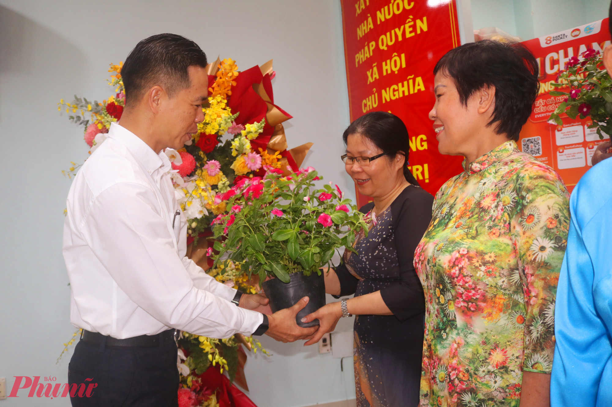 Để động viên cán bộ, hội viên tích cực tham gia phong trào xây dựng “Bến Thành muôn sắc hoa”, tại chương trình, Hội LHPN phường đã tặng các chậu hoa tươi đến 30 chi hội phụ nữ trên địa bàn. Trong ảnh là ông Nguyễn Kim Đức – Phó bí thư trường trực Đảng uỷ phường Bến Thanh – trao chậu hoa cho đại diện các chi hội - Ảnh: Mẫn Nhi