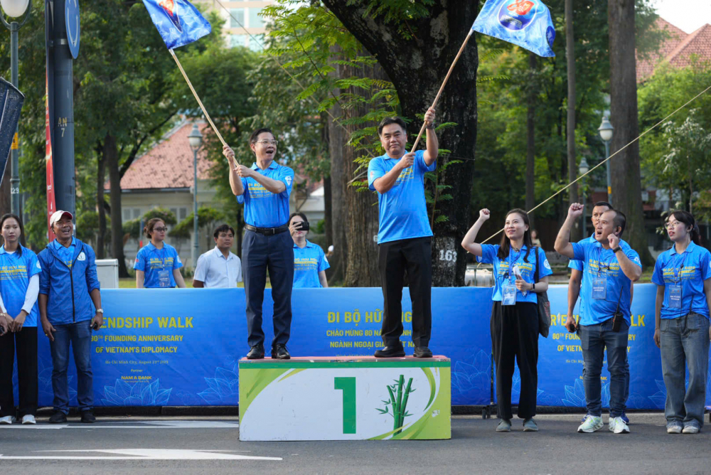 Thứ trưởng Bộ Ngoại giao Ngô Lê Văn, Phó Chủ tịch UBND TPHCM Nguyễn Lộc Hà phất cờ xuất phát