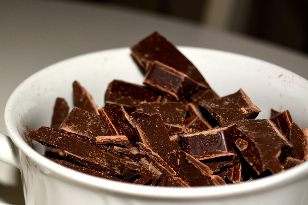 Tin vui cho những người mê sô-cô-la: sô-cô-la đen chứa các hợp chất kích thích tiết endorphin – “hormone hạnh phúc” – và làm giảm hormone gây căng thẳng.