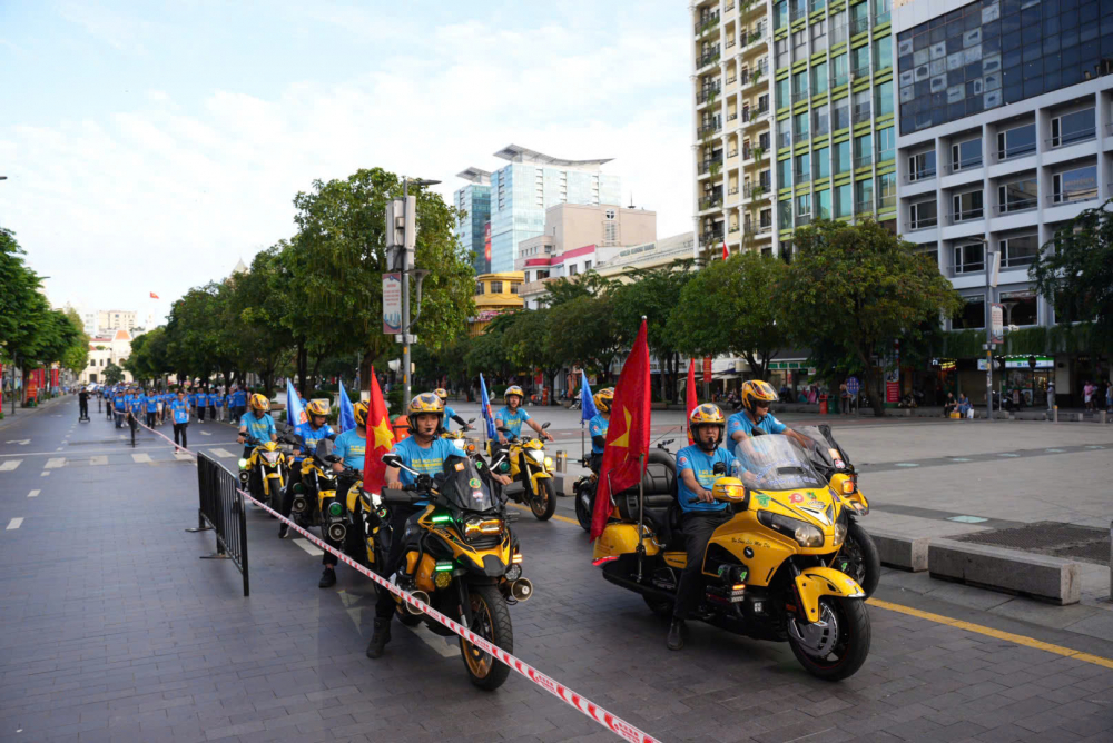 Đoàn đi bộ di chuyển qua đại lộ Nguyễn Huệ