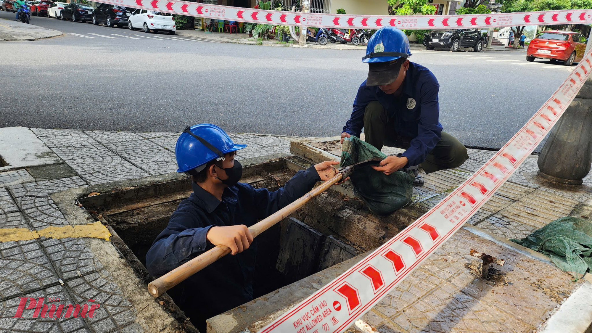 Ngoài cắt tỉa cây xanh, các địa phương cũng huy động nhân lực nạo vét cống thoát nước, khơi thông các cửa thoát.