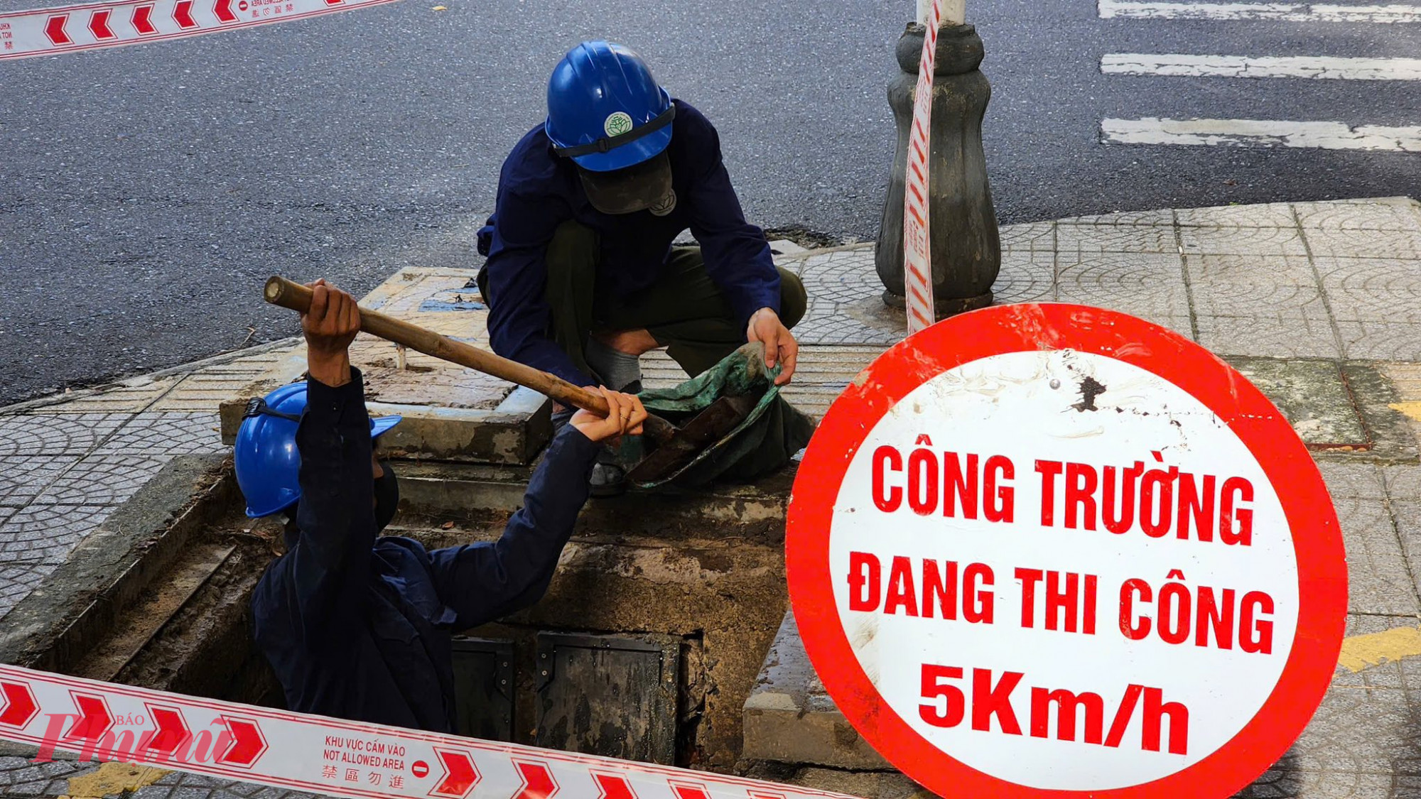 Chính quyền phường huy động lực lượng nạo vét cống.