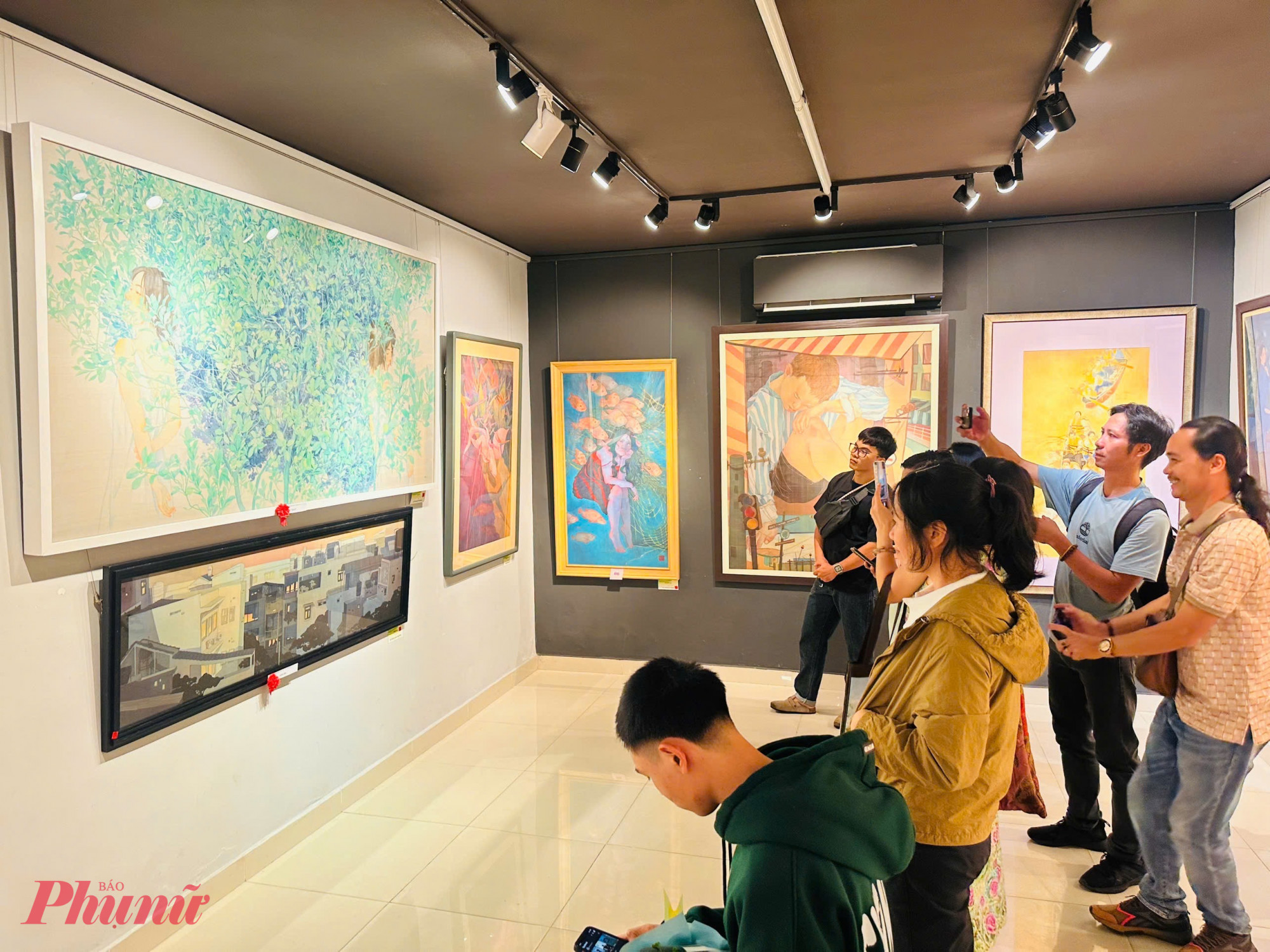 Công chúng thưởng lãm tác phẩm đoạt giải Nhất