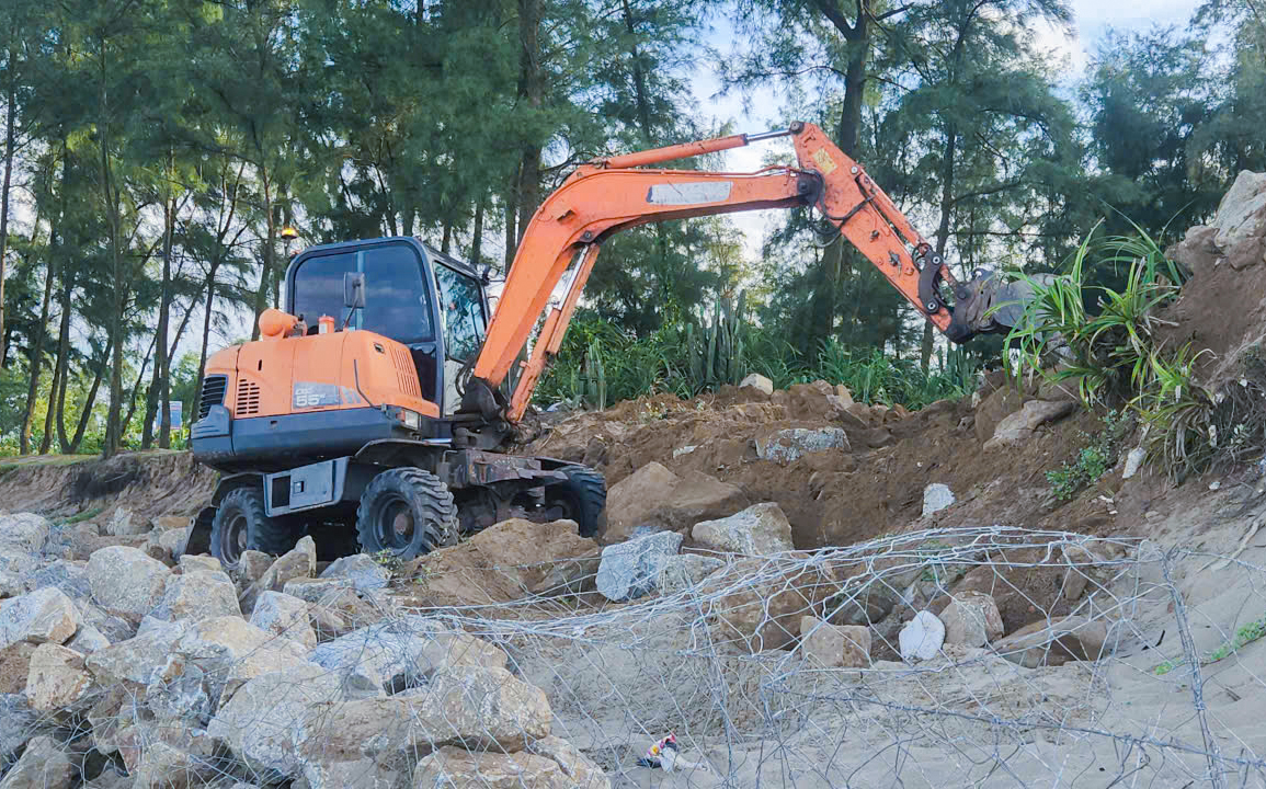 Nhiều đoạn bị sạt lở lấn sát vào đường đê được gia cố bằng rọ đá, cọc bê tông - Ảnh: Khánh Trung
