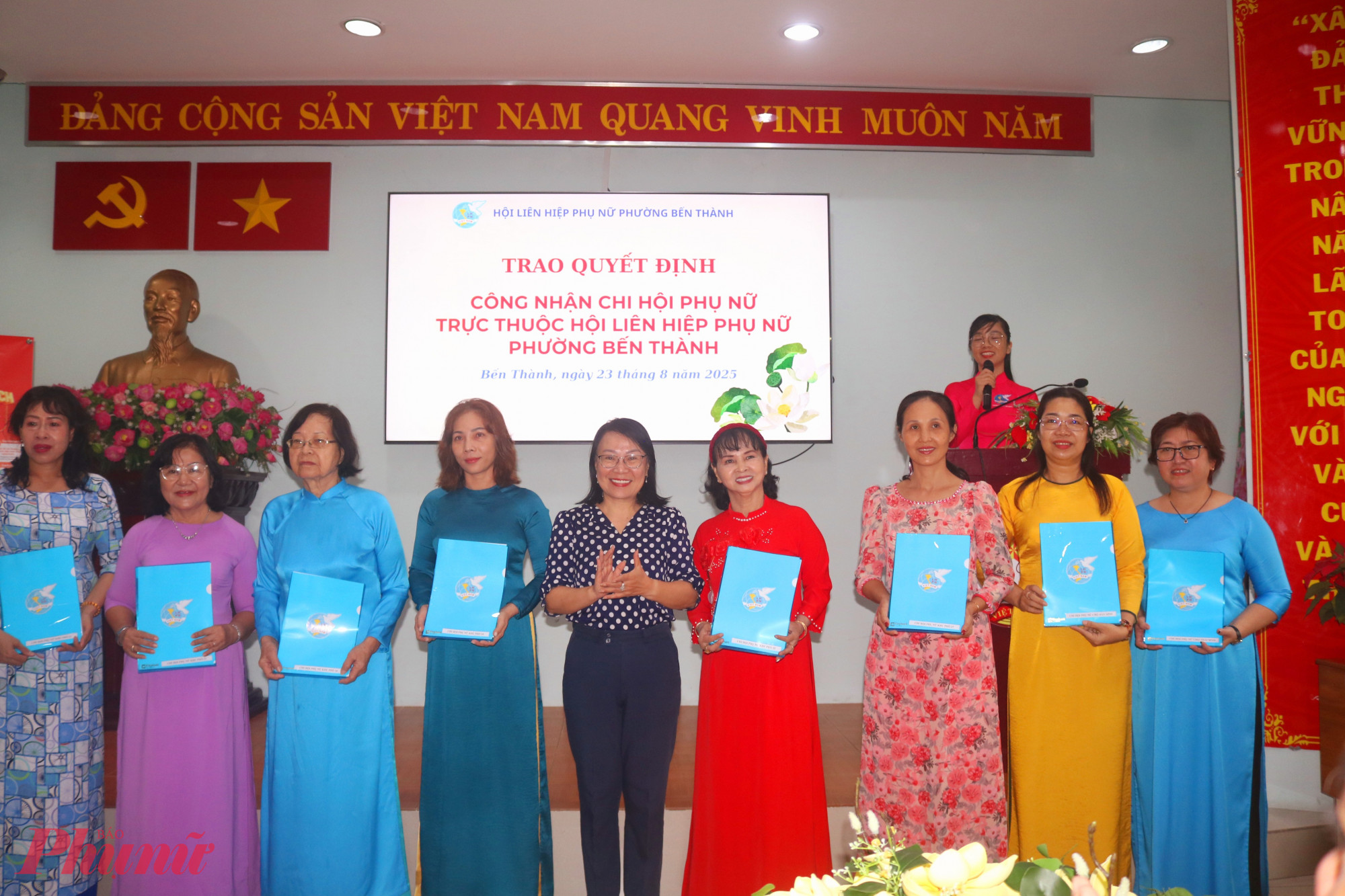 Hội trao quyết định công nhận các chi hội trực thuộc - Ảnh: Mẫn Nhi