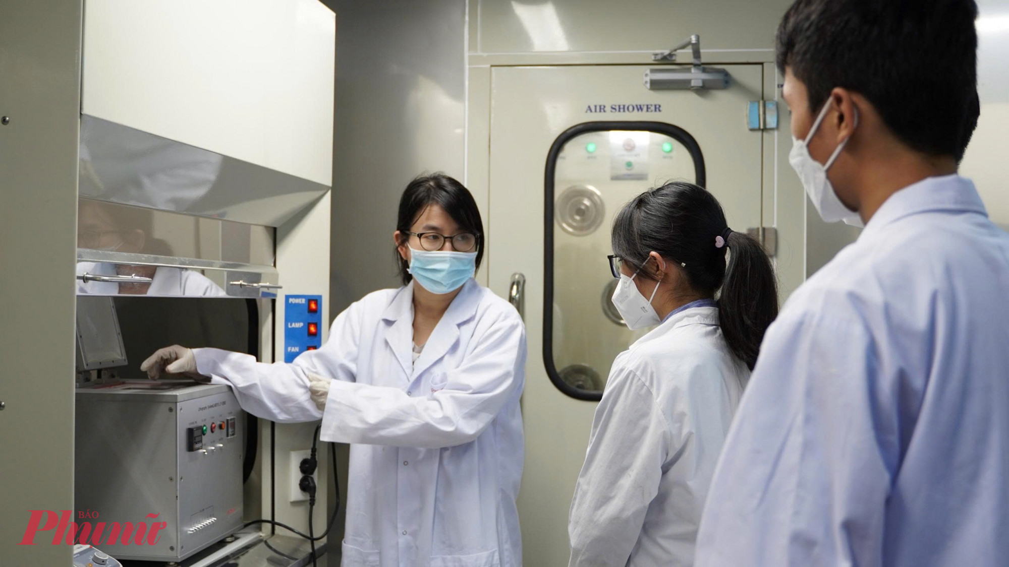 Bài 9: Trăn trở nghiên cứu vật liệu phát hiện nhanh dư lượng độc hại trong thực phẩm, môi trường Tiến sĩ Trần Thị Như Hoa hướng dẫn sinh viên nghiên cứu khoa học - Ảnh: N.L