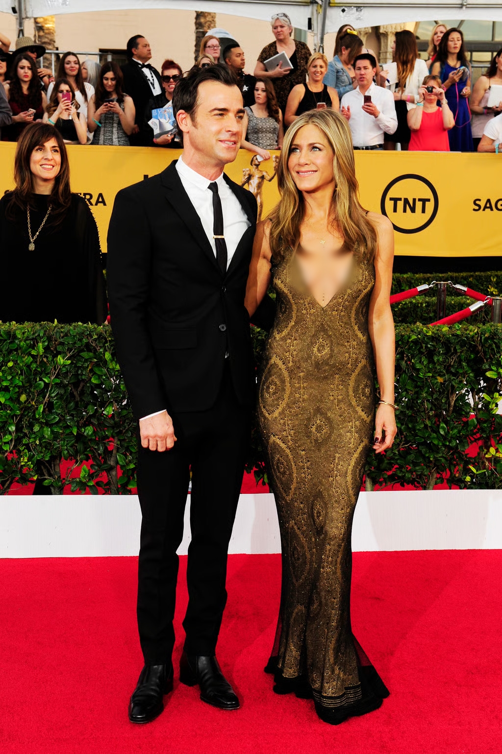 Năm 2015: Jennifer gây bất ngờ khi xuất hiện với chiếc váy vintage của John Galliano tại SAG Awards. Thiết kế với chất liệu ánh đồng, cổ chữ V cực sâu cùng họa tiết hoa văn cổ điển giúp nữ diễn viên khoe trọn nét gợi cảm, tinh tế. Điểm nhấn là vòng cổ dây xích Amrit Jewellery gắn 29 viên kim cương đen tô điểm cho vẻ ngoài càng thêm sang trọng.