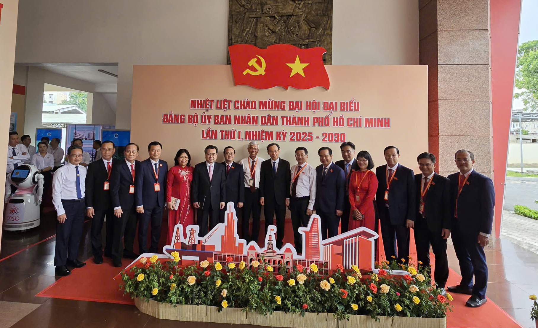 Lãnh đạo thành phố và các đại biểu chụp hình lưu niệm tại Đại hội 