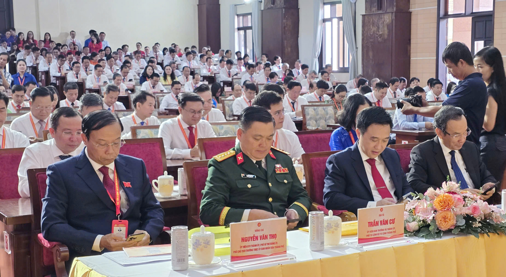 Đại biểu quét mã QR đóng góp ủng hộ đồng bào bị thiên tai, lũ lụt