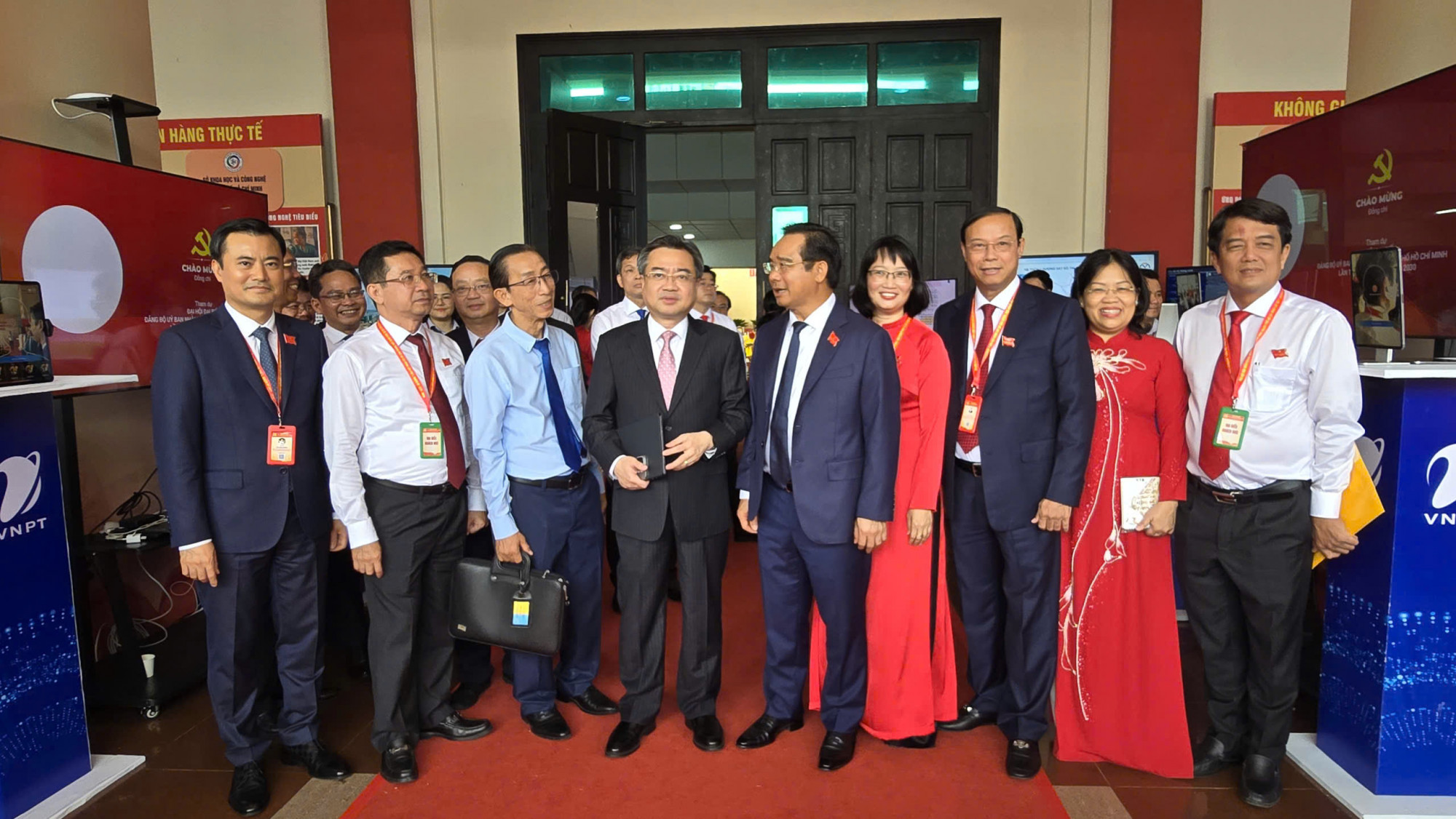 Lãnh đạo thành phố và các đại biểu chụp hình lưu niệm tại Đại hội 