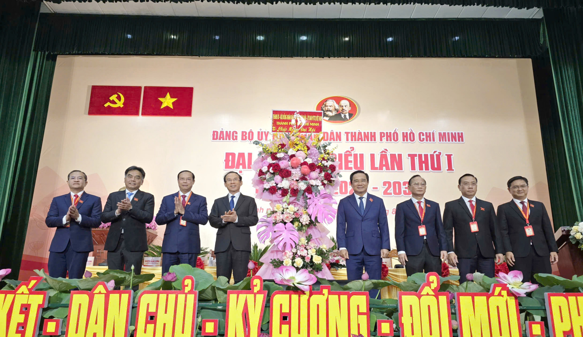 Nguyễn Văn Nên - Ủy viên Bộ Chính trị, Bí thư Thành ủy Thành phố Hồ Chí Minh tặng hoa chúc mừng Đại hội