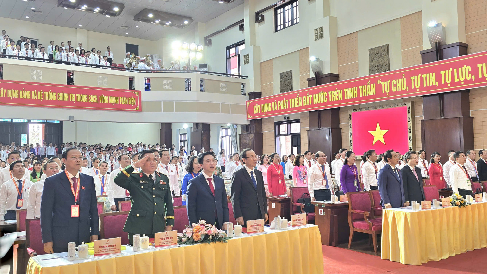 Đại biểu và toàn thể Đại hội  thực hiện nghi lễ chào cờ