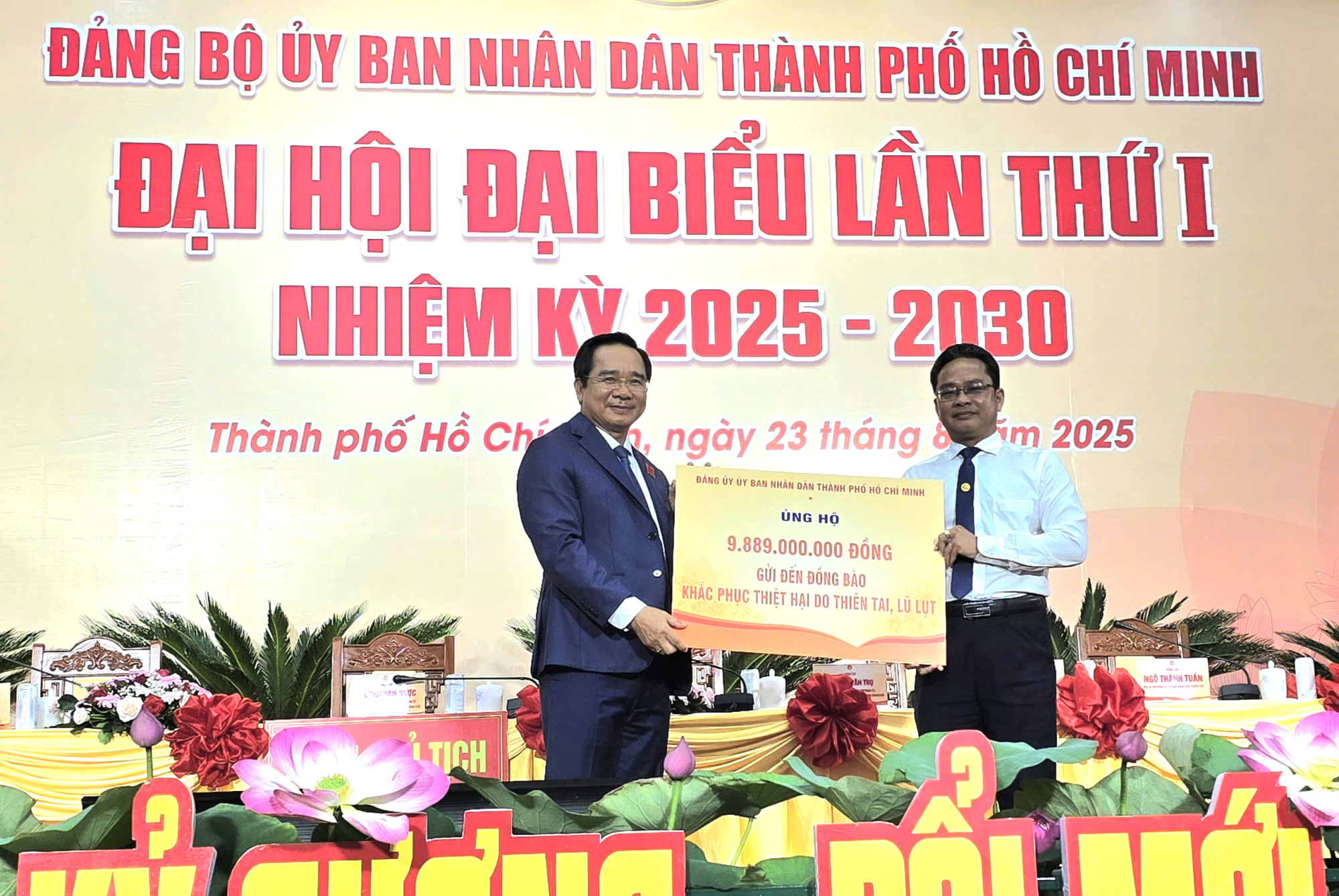 ông Nguyễn Văn Được - trao bảng tượng trưng cho Ủy ban MTTQ Việt Nam TPHCM - đến đồng bào bị thiệt hại do mưa lũ