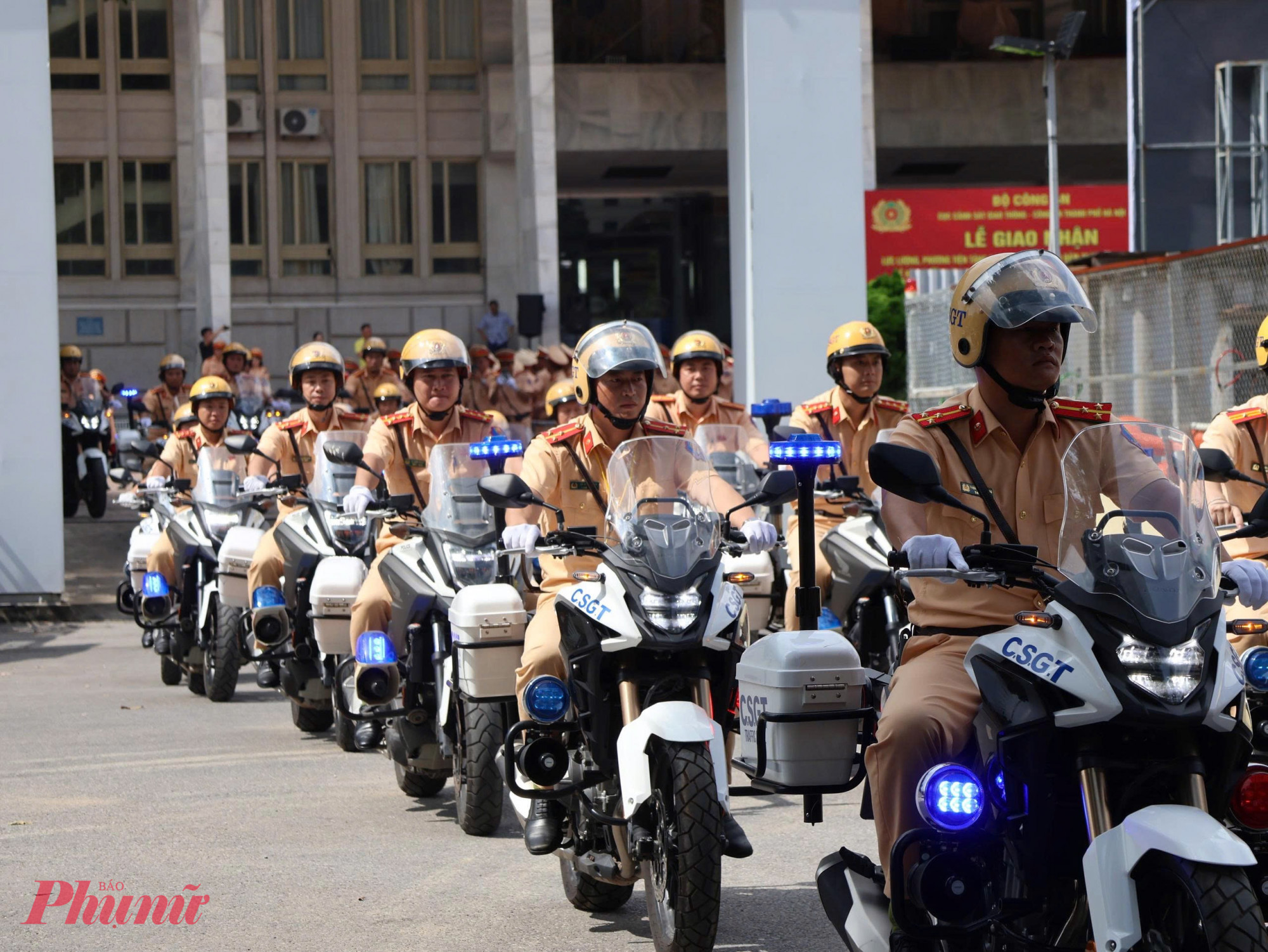 Ngay sau lễ tiếp nhận, các cán bộ, chiến sĩ CSGT và phương tiện được tăng cường đã được hướng dẫn về các đơn vị thuộc Phòng CSGT Hà Nội thực hiện nhiệm vụ ngay từ hôm nay đến hết ngày 3/9/2025.