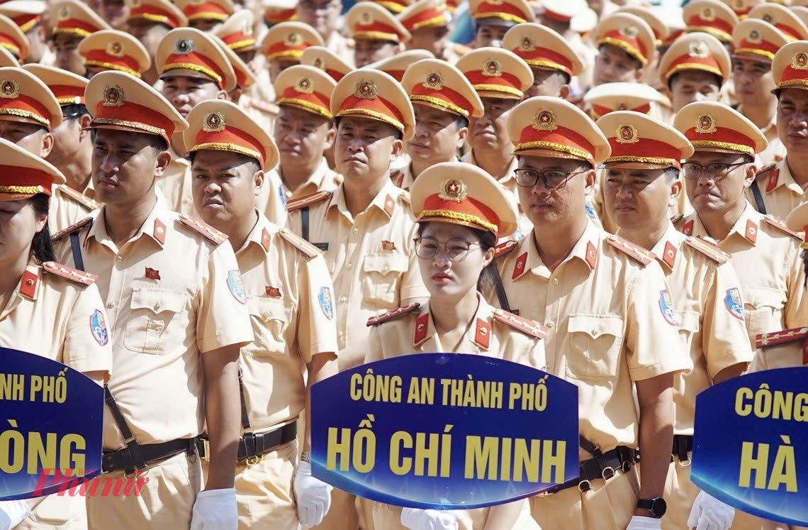Trong những ngày này, yêu cầu bảo đảm trật tự, an toàn giao thông (TTATGT) cho các hoạt động lễ hội, diễu binh, diễu hành, các sự kiện văn hóa, nghệ thuật và nhu cầu đi lại, vui chơi của nhân dân, du khách trong và ngoài nước đặt ra hết sức nặng nề, đòi hỏi sự quyết tâm cao, lực lượng hùng hậu và sự phối hợp đồng bộ, chặt chẽ, là một trong những nhiệm vụ then chốt, góp phần trực tiếp vào thành công chung của lực lượng Công an nhân dân.