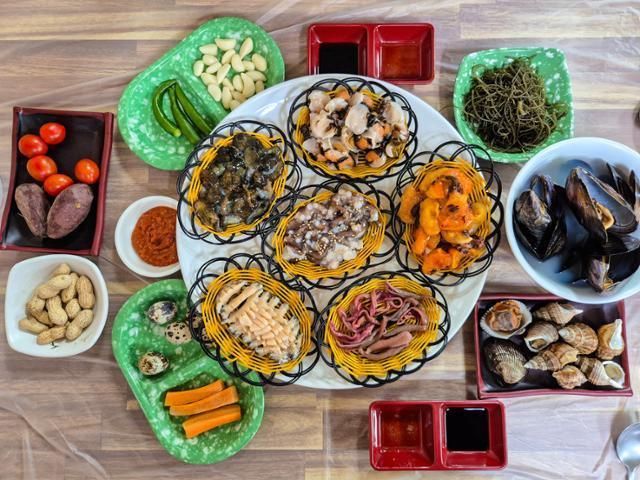 Một đĩa hải sản được phục vụ tại Làng Haenyeo Daebyeon-ri ở Busan / Ảnh của Korea Times 