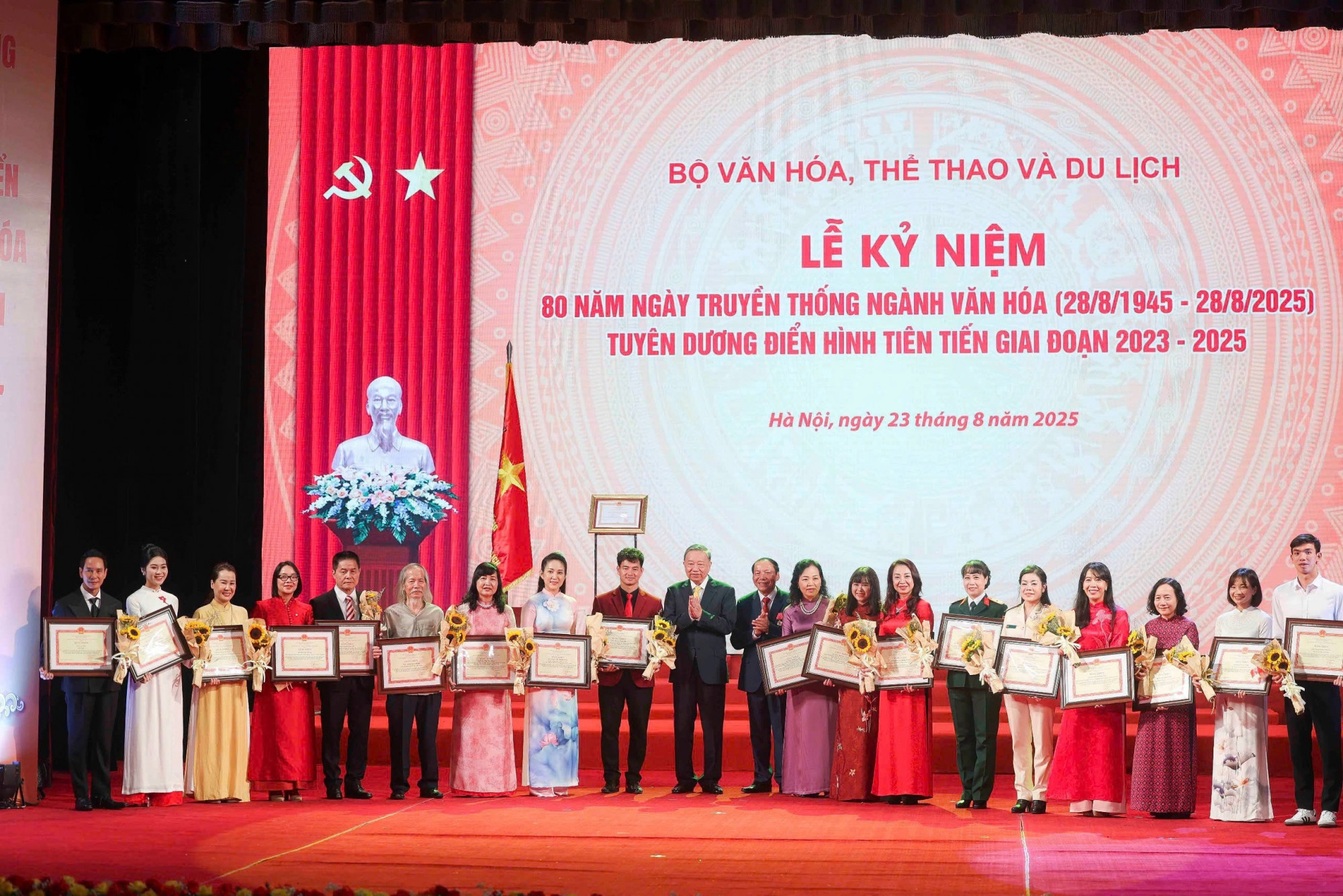 Các nghệ sĩ, nhà quản lý văn hoá, vận động viên... nhận bằng khen từ Bộ Văn hoá, Thể thao và Du lịch