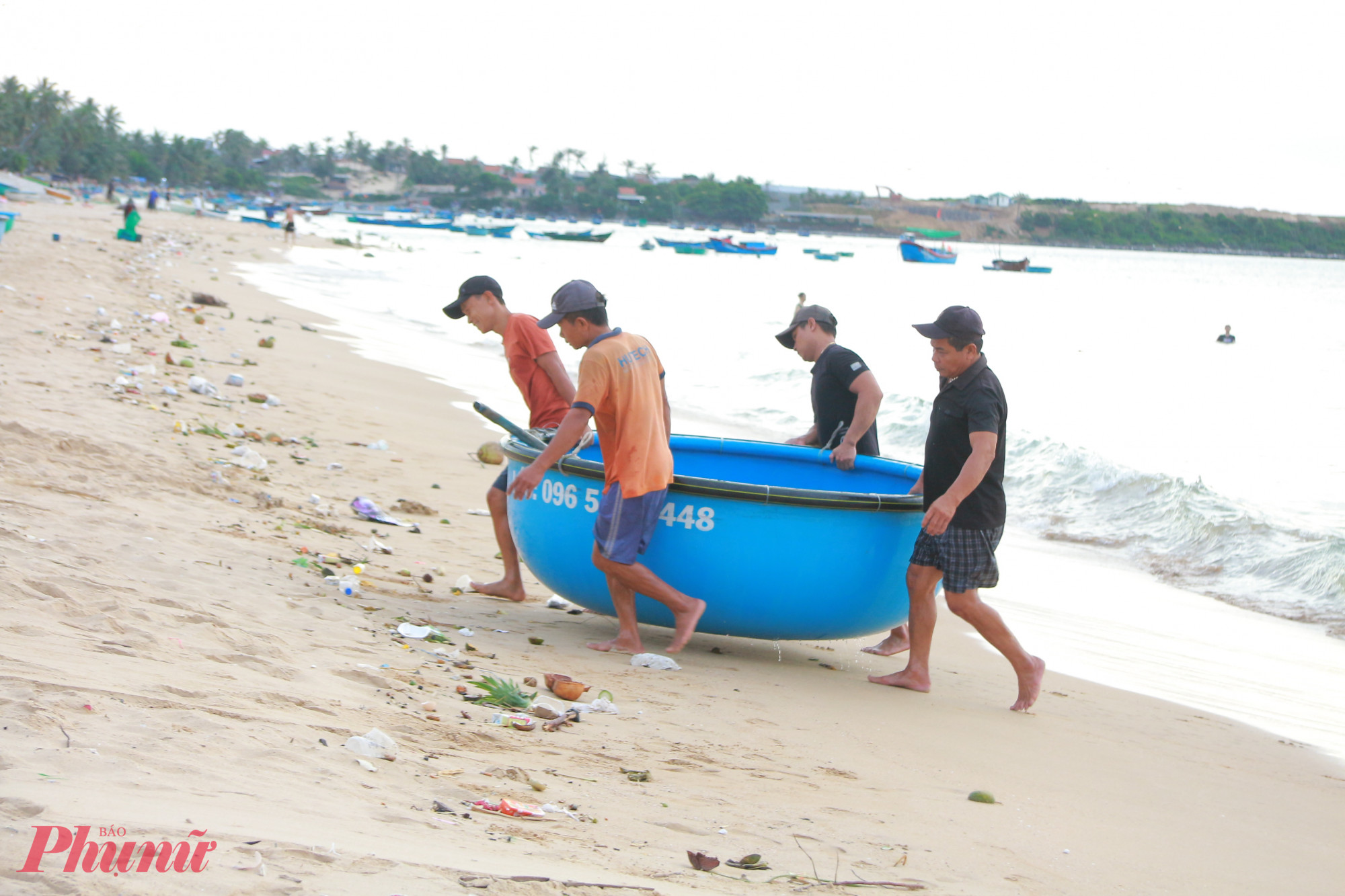 Ngư dân đưa thuyền thúng lên bờ