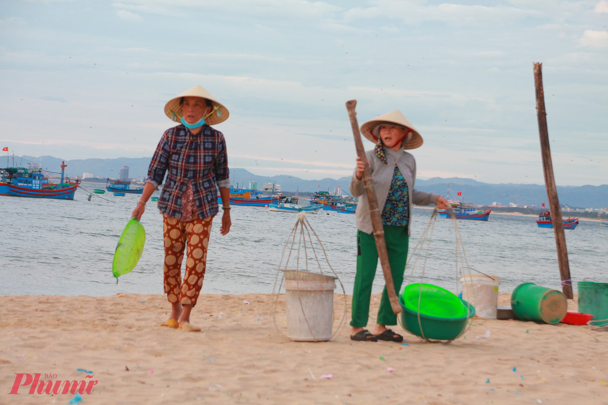 Cuộc sống của người dân ở làng chài Mỹ Quang Nam hòa quyện cùng nhịp thở của biển cả.