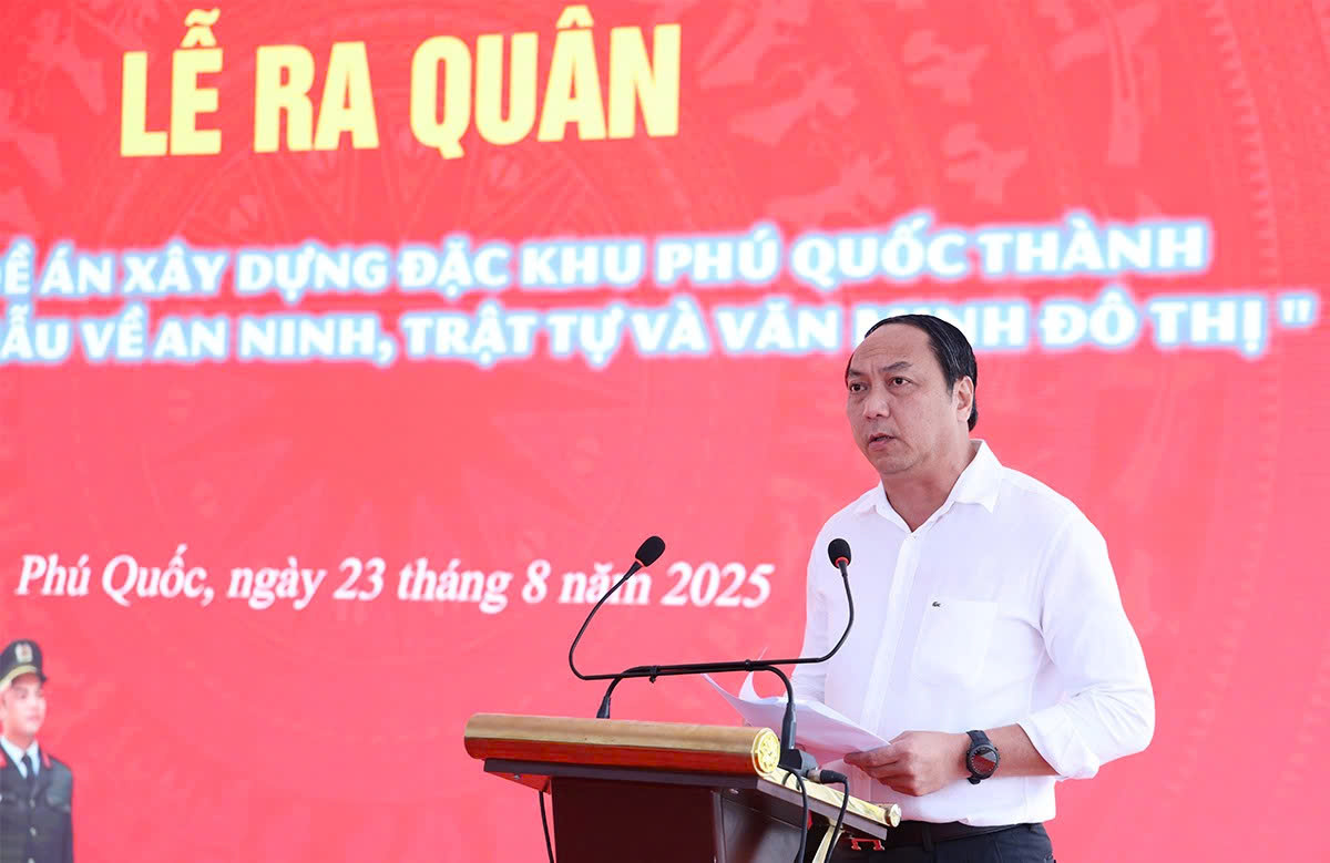 Ông Lâm Minh Thành - Phó Bí thư Tỉnh ủy An Giang phát biểu tại lễ ra quân - Ảnh CTV