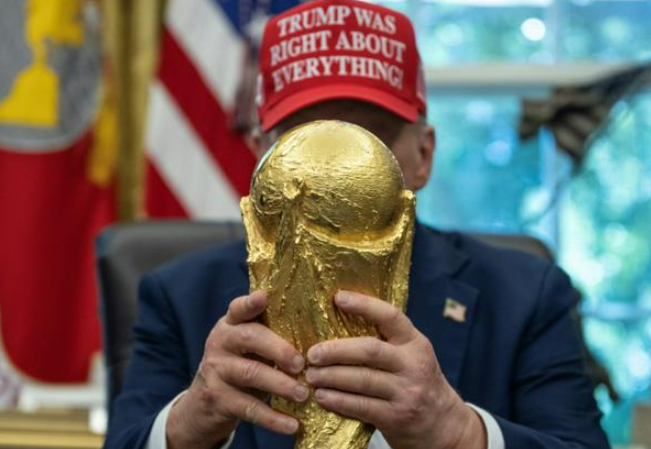 Tổng thống Mỹ Donald Trump cầm chiếc cúp World Cup - ông thông báo lễ bốc thăm World Cup 2026 sẽ được tổ chức vào ngày 5 tháng 12 năm 2025 tại Trung tâm Kennedy của Washington