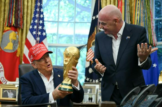 Tổng thống Mỹ Donald Trump, cùng với Chủ tịch FIFA Gianni Infantino, cầm Cúp World Cup tại Phòng Bầu dục
