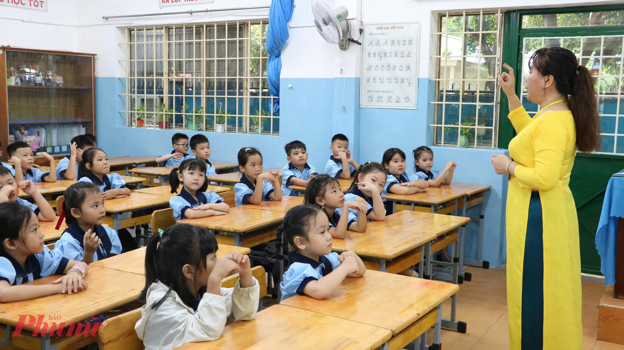 Học sinh và giáo viên lớp Một Trường tiểu học Nguyễn Văn Triết - Ảnh: Trang Thư