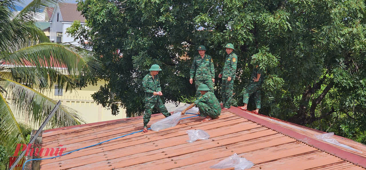 Nông dân vùng 'rốn lũ' ở Huế gặt lúa chạy bão, Quảng Trị khẩn trương kêu gọi tàu thuyền vào nơi tránh trú Đồn BP Nhật Lệ triển khai phòng chống bão số 5 tại đơn v