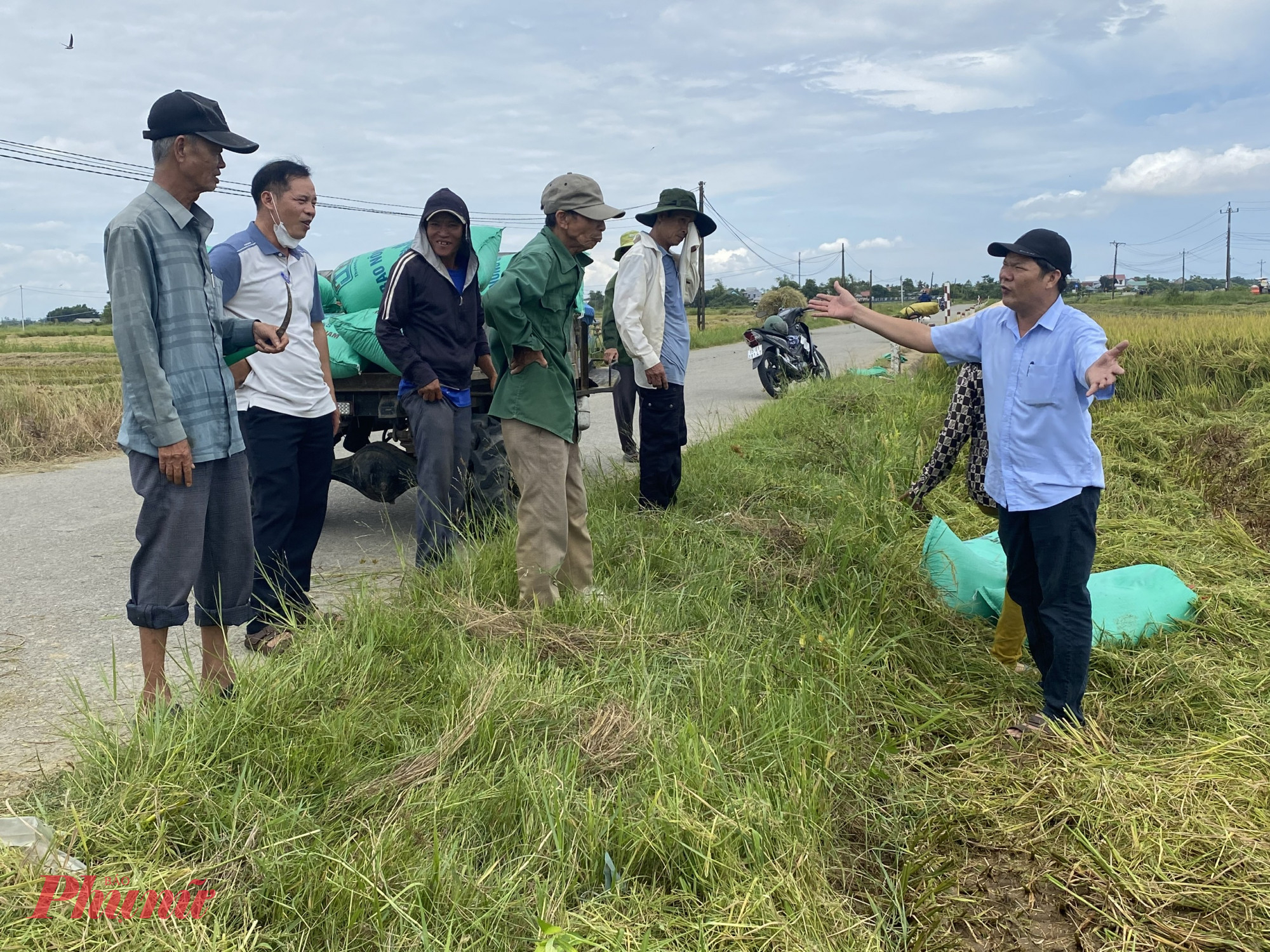 Nông dân vùng 'rốn lũ' ở Huế gặt lúa chạy bão, Quảng Trị khẩn trương kêu gọi tàu thuyền vào nơi tránh trú Nông dân HTX Đông Phước, thôn Đông Phú xã Quảng Điền khẩn trương thu hoạch lúa