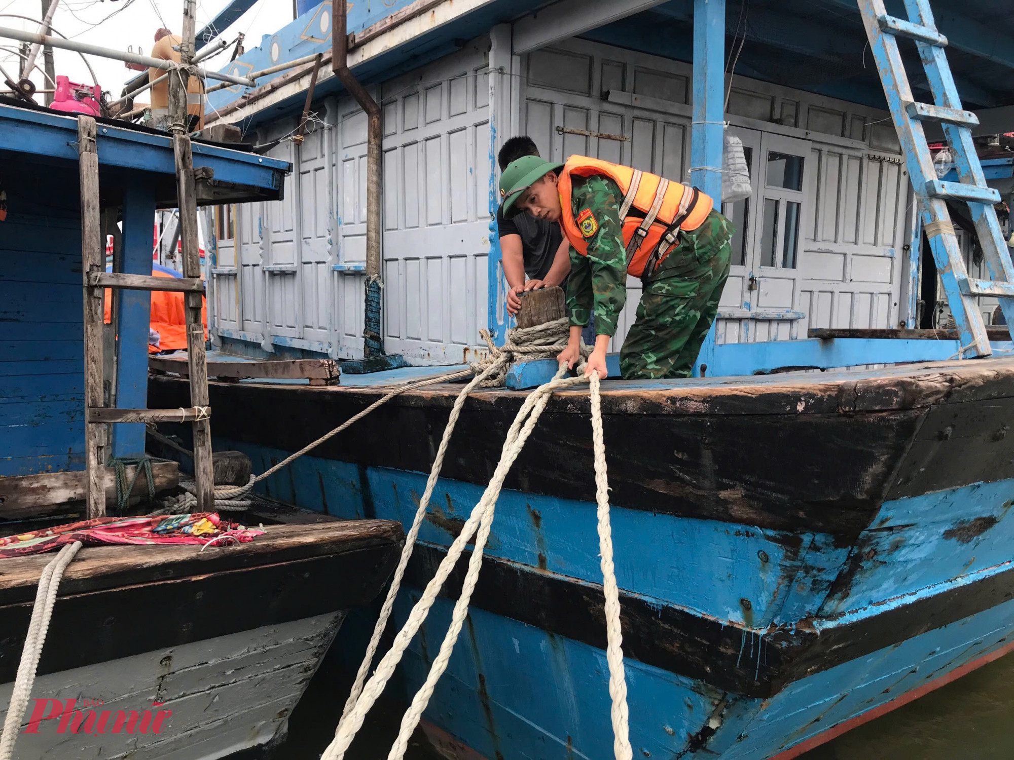 Nông dân vùng 'rốn lũ' ở Huế gặt lúa chạy bão, Quảng Trị khẩn trương kêu gọi tàu thuyền vào nơi tránh trú Hướng dẫn tàu thuyền vào cảng cá Thuận An ( TP Huế) để tránh trú bão số 5
