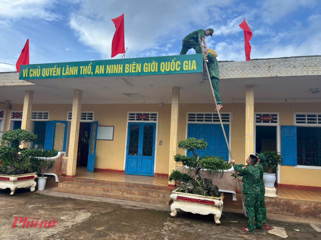 Nông dân vùng 'rốn lũ' ở Huế gặt lúa chạy bão, Quảng Trị khẩn trương kêu gọi tàu thuyền vào nơi tránh trú Cán bộ chiến sĩ đồn Biên phòng Hướng Phùng triển khai công tác phòng chống bão số 5 tại đơn vị