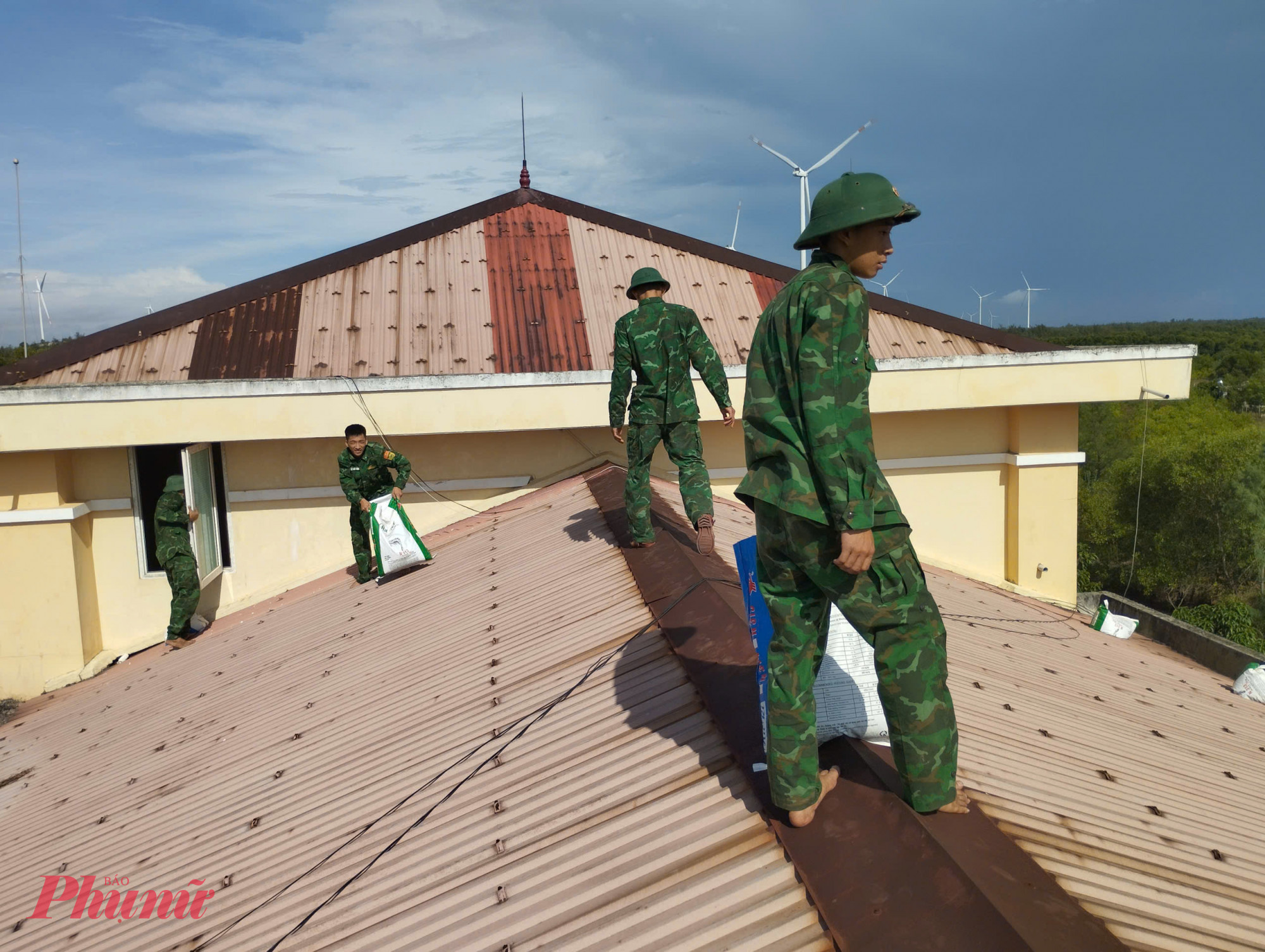 Nông dân vùng 'rốn lũ' ở Huế gặt lúa chạy bão, Quảng Trị khẩn trương kêu gọi tàu thuyền vào nơi tránh trú Đồn Biên phòng Ngư Thủy (Quảng Trị) khai giằng chống nhà cửa, kho tàng, khu nhà xe của đơn vị, sẵn sàng ứng phó bão số 5.