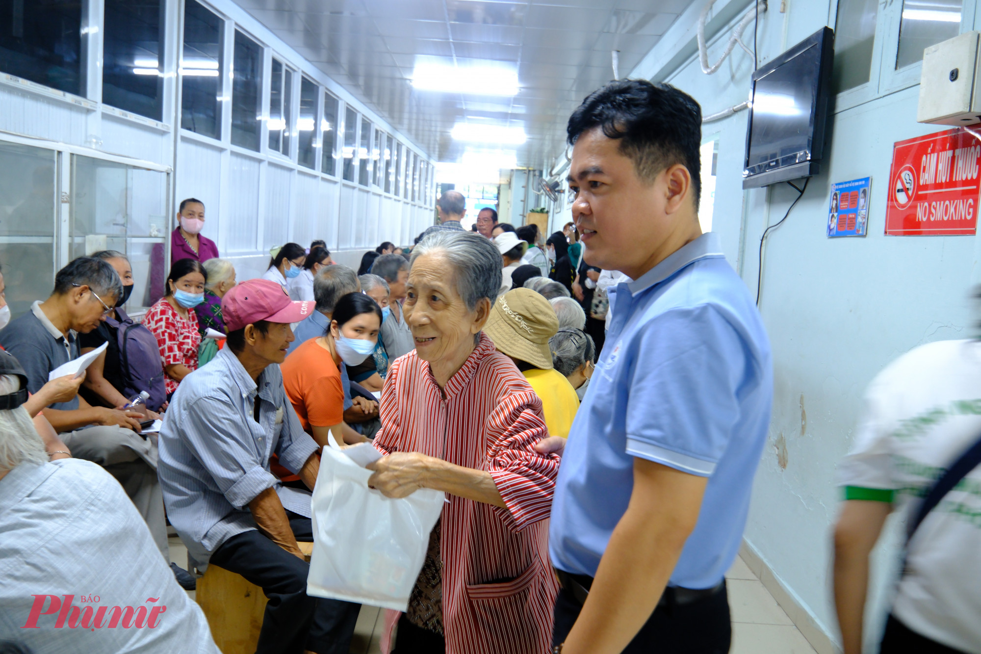 Cùng với đó là trao 50 phần quà (mỗi phần 1 triệu đồng) cho bệnh nhân có hoàn cảnh khó khăn đang điều trị tại bệnh viện