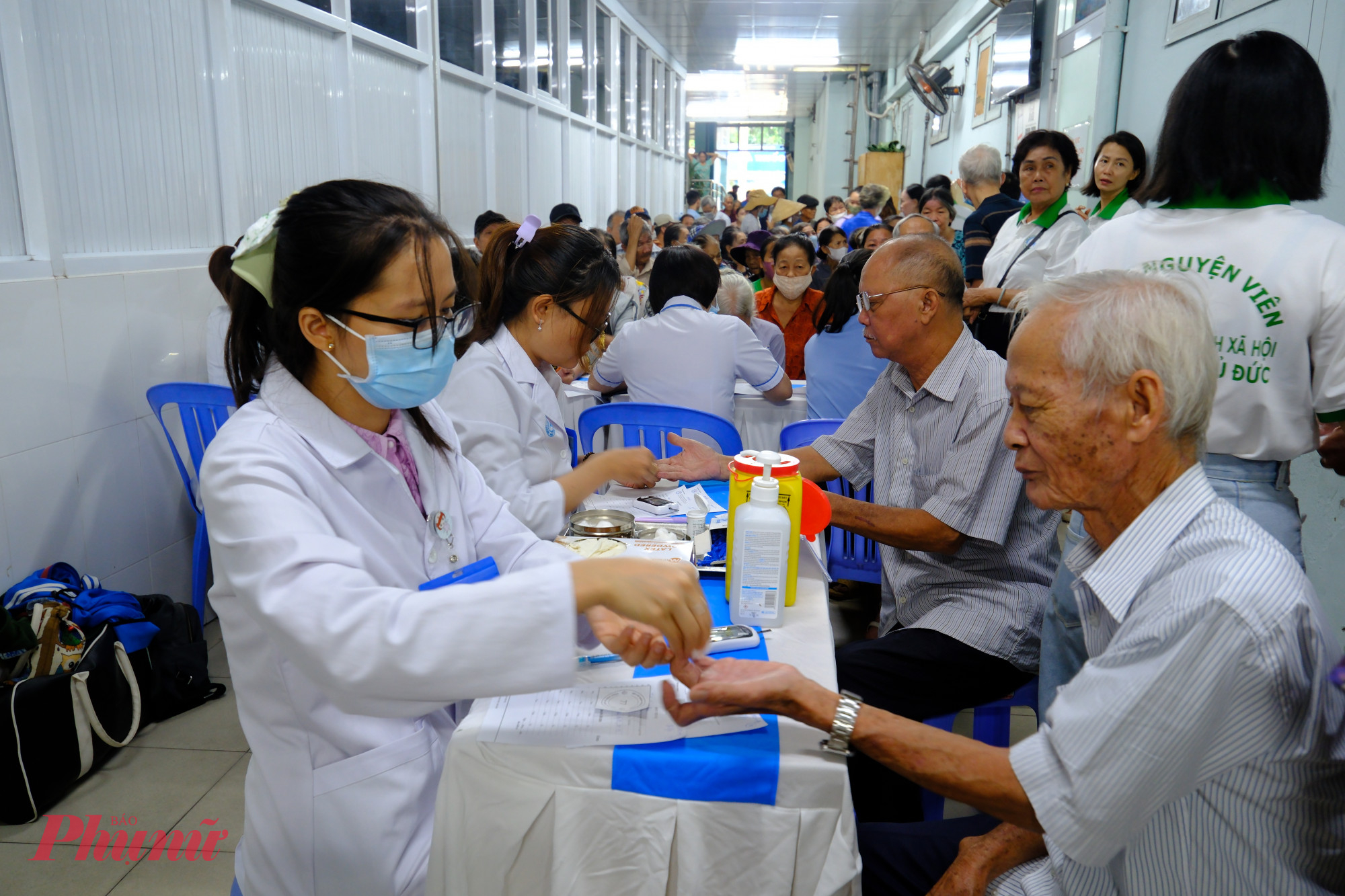 Hôm nay, bệnh viện cũng đã phối hợp với các nhà tài trợ, mạnh thường quân tổ chức khám bệnh, phát thuốc miễn phí và tặng quà cho 300 người cao tuổi và hộ khó khăn tại phường Tam Bình, trao 300 suất ăn dinh dưỡng cho bệnh nhân điều trị nội trú.