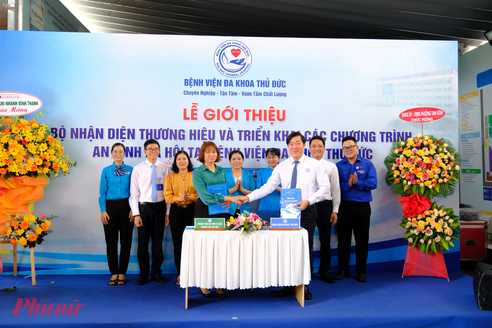 Bác sĩ Vũ Trí Thanh – Giám đốc Bệnh viện Đa khoa Thủ Đức (bìa phải) ký kết hợp tác cùng Trung tâm An sinh xã hội thành phố thực hiện các chương trình an sinh xã hội tại địa phương