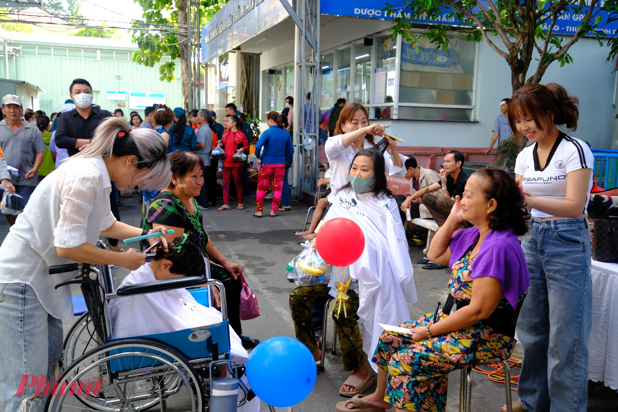 Tại khuôn viên bệnh viện, người bệnh, người khó khăn sẽ được cắt tóc miễn phí, chơi các trò chơi thư giãn cuối tuần