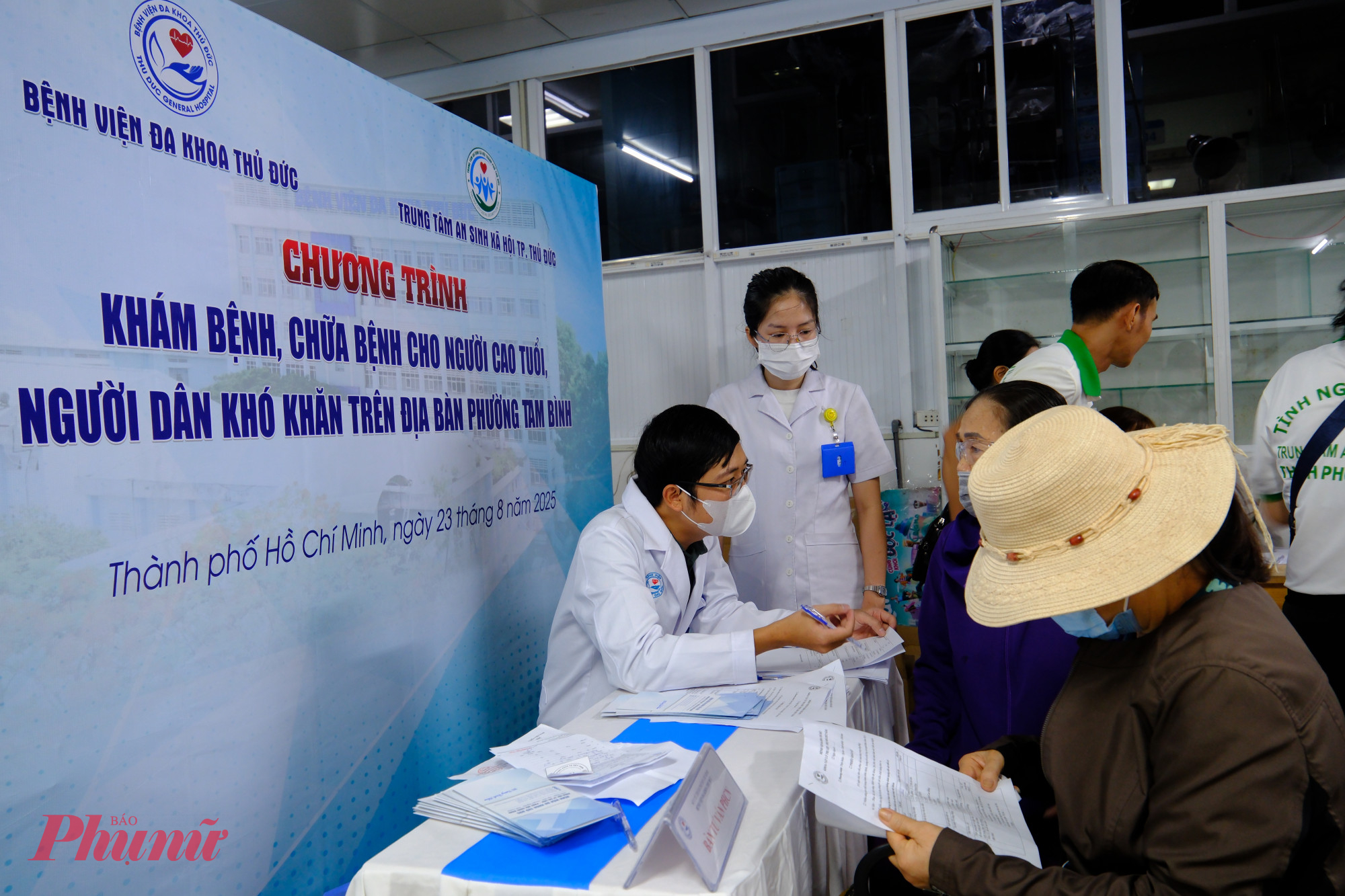 TS.BS Vũ Trí Thanh – Giám đốc Bệnh viện Đa khoa Thủ Đức cho biết, việc thay đổi logo nằm trong lộ trình đồng bộ hóa hệ thống nhận diện sau khi đổi tên. Logo mới không chỉ đơn thuần là sự thay đổi hình ảnh mà còn thể hiện định hướng chiến lược hiện đại hóa dịch vụ, nâng cao năng lực chuyên môn và tăng cường gắn kết với cộng đồng.