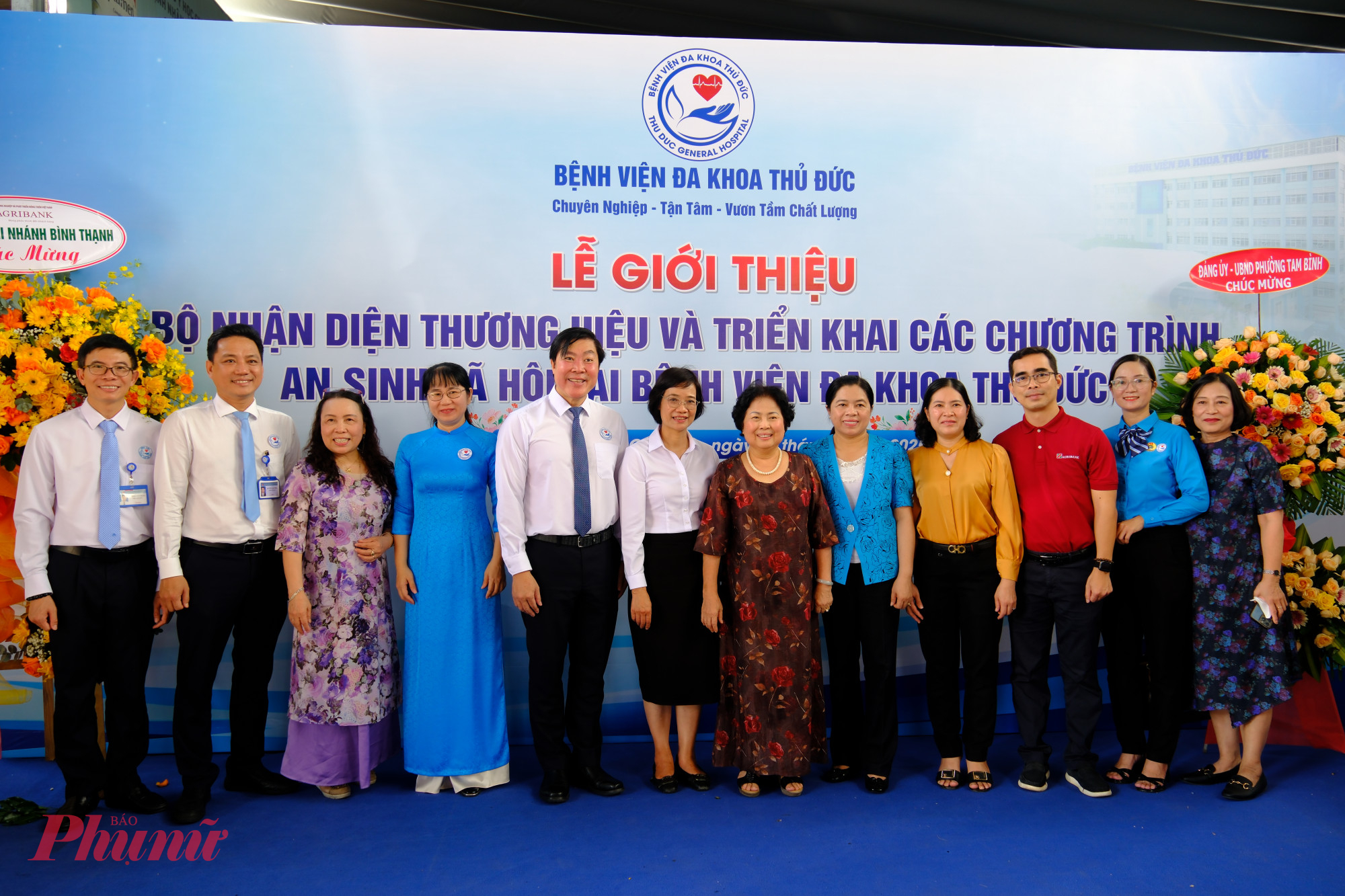 Sáng 23/8, nhằm chào mừng Lễ kỷ niệm 80 năm Ngày Quốc khánh 2/9, Bệnh viện Đa khoa Thủ Đức (TPHCM) đã tổ chức Lễ giới thiệu Bộ nhận diện thương hiệu mới của bệnh viện, đồng thời triển khai nhiều chương trình an sinh xã hội hỗ trợ người bệnh khó khăn tại địa bàn phường Tam Bình. 