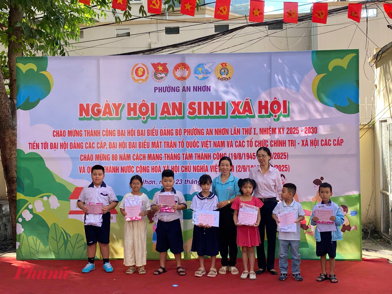 và tặng nhiều phần quà cho học sinh 