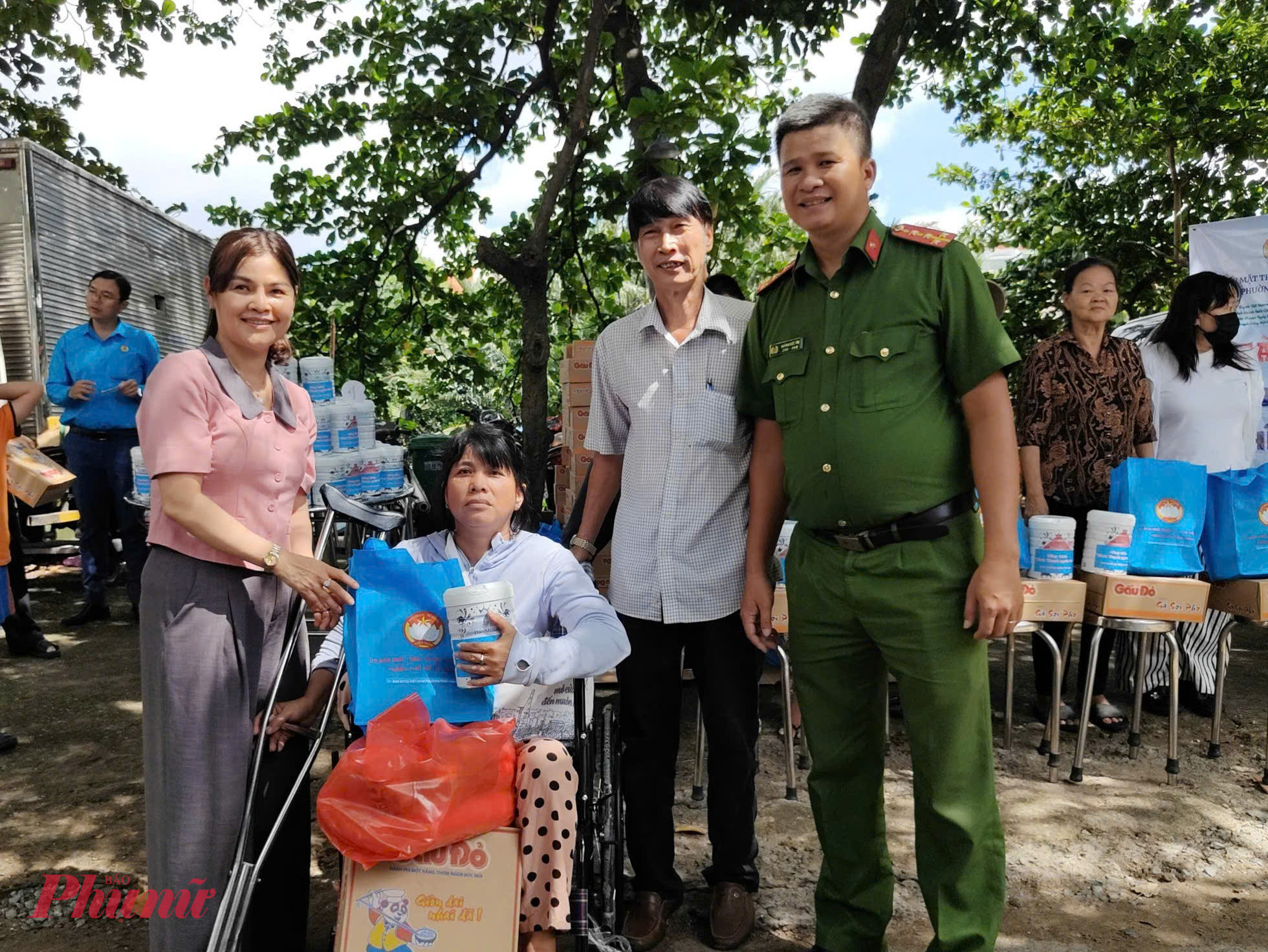 Tặng quà cho phụ nữ khuyết tật 