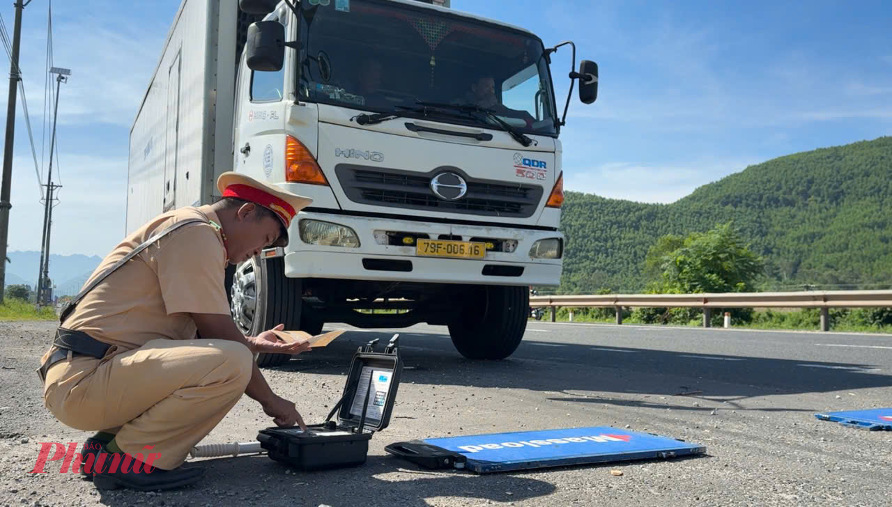 CSGT Công an TP Huế  xử phạt các trường hợp xe quá tải qua địa bàn TP Huế