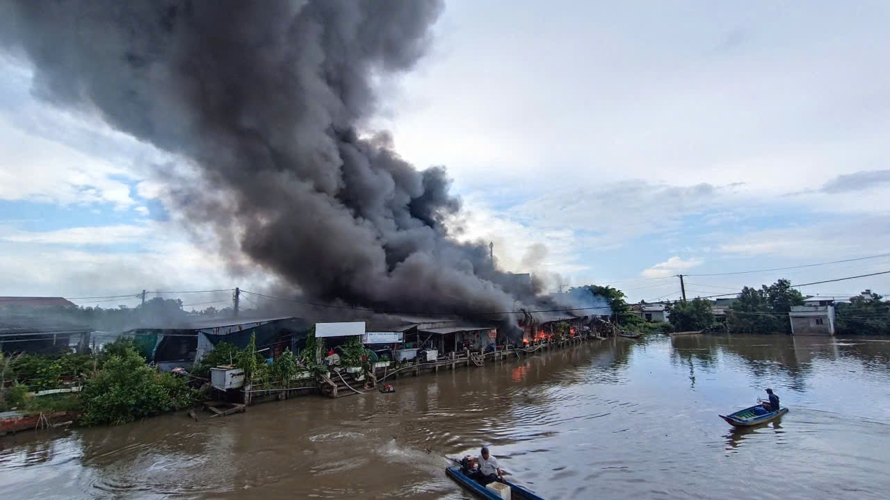 Khi ghen tuông biến thành thảm họa Đám cháy xuất phát từ căn nhà của ông Nguyễn Văn Phúc sau đó lan cả chợ, thiêu rụi 56 căn ki-ốt, gây thiệt hại ước tính hơn 20 tỉ đồng. Ảnh: Trịnh Hải