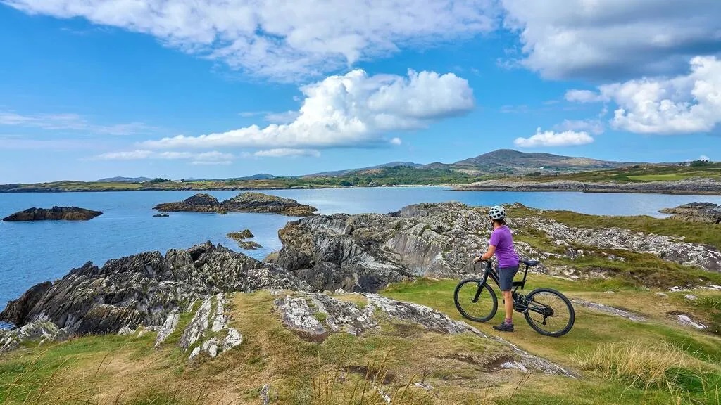 MizMal, Ireland dài 850km từ cực Nam đến cực Bắc của Ireland. Bạn sẽ lướt qua vách đá Moher, vườn quốc gia Connemara,  bán đảo Inishowen, thành phố Galway, Donegal sôi động có nhiều quán rượu và ẩm thực truyền thống. Từ tháng Năm đến tháng Chín là thời điểm tốt nhất để đi và bạn cần chuẩn bị áo mưa vì thời tiết thay đổi thất thường - Ảnh: Umomos / Shutterstock