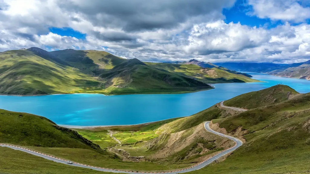 Đường hữu nghị nối thủ đô Lhasa Tây Tạng (Trung Quốc) và thủ đô Kathmandu của Nepal. Trên đường dài 800km này, bạn sẽ đi qua  những con đèo cao hơn 5.000m, những đỉnh núi phủ tuyết trắng, các tu viện cổ nằm rải rác trên dãy Himalaya, sông băng Karola, trại căn cứ Everest… Bạn nên đi vùng đất nằm ở “nóc nhà” thế giới này từ tháng Tư đến tháng Mười - Ảnh: Jixin YU / Shutterstock