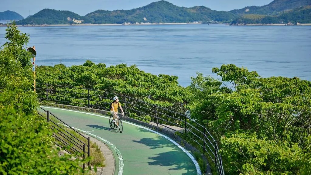 Shimanami Kaido, Nhật Bản dài khoảng 70 km nối liền đảo chính Honshu, tỉnh Hiroshima với đảo Shikoku, tỉnh Ehime. Tuyến đường này chỉ dành riêng cho xe đạp, người đi bộ và có kẻ màu xanh lam trên mặt đường để không bị lạc. Trên đường có hơn 150 cửa hàng, nơi nghỉ chân, nhà khách, điểm cho thuê xe đạp. Bạn nên đi vào mùa xuân (tháng Ba đến tháng Năm) và mùa thu (tháng Mười và Mười một) - Ảnh: west_photo/Shutterstock
